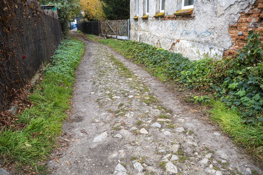Muchobór Wielki. Tak przed remontem wyglądało przejście przez strumień Kasina łączące ulicę Stanisławowską z Samborską